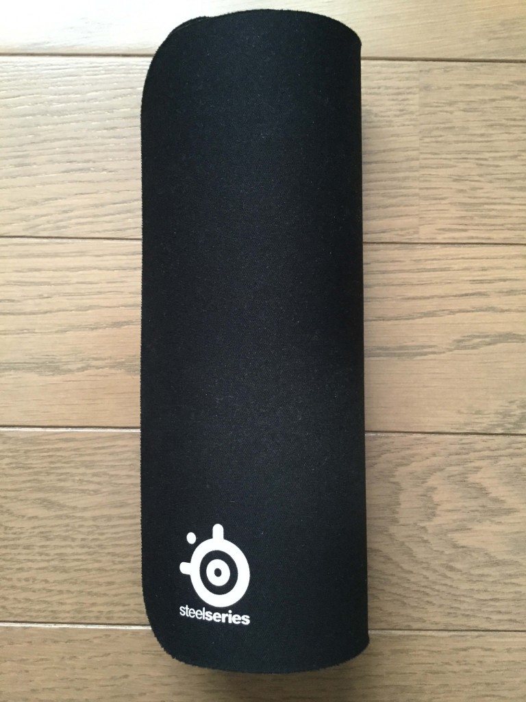 SteelSeries QcK mini 丸めた状態