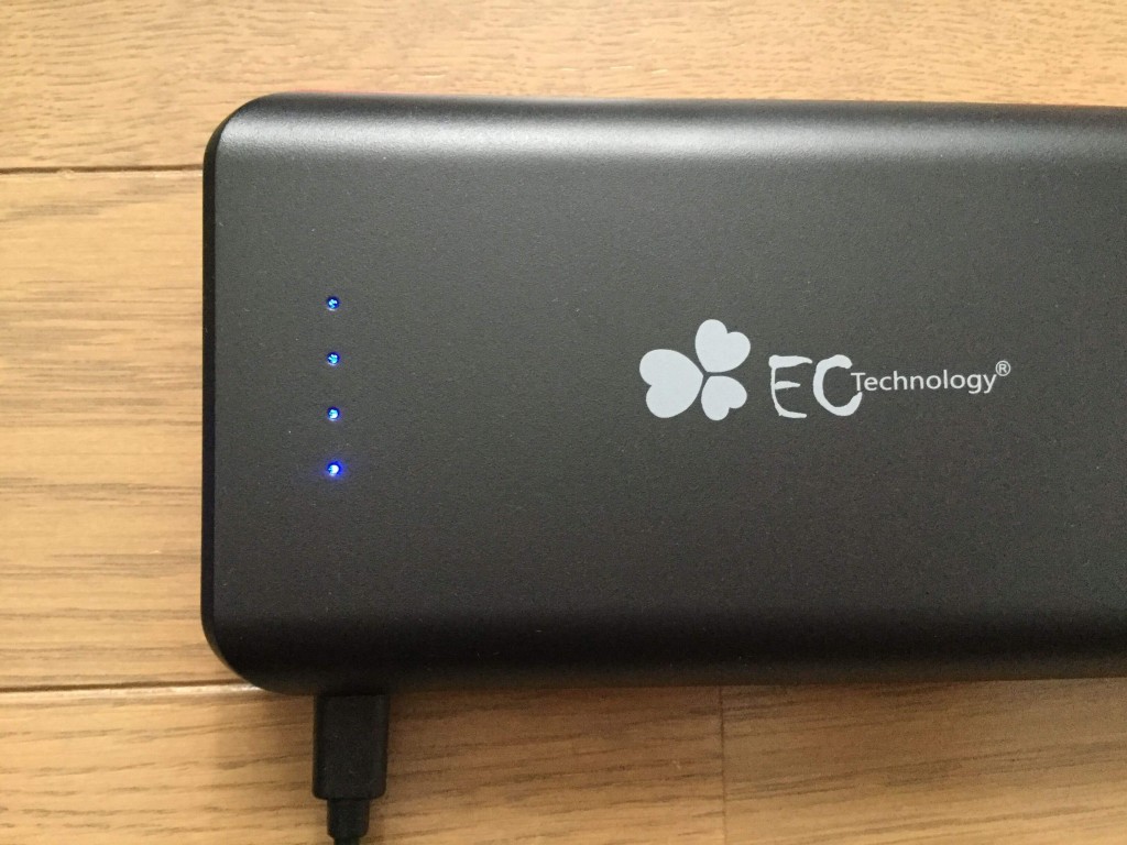 EC-Technology-POWERBANK  22,400mAh 給電するとLEDランプが点滅