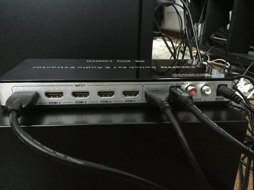 Tendak 4K x 2K HDMI 5x1セレクター 接続は左からHDMI(入力)、HDMI(出力)、光デジタル(出力)、電源