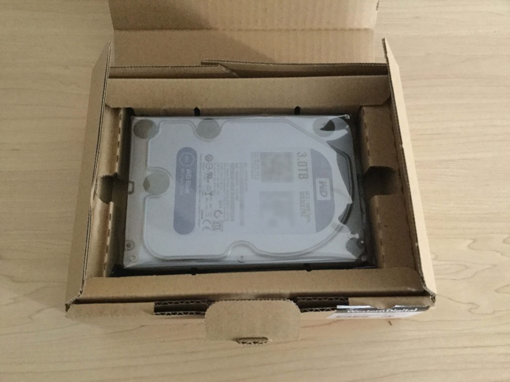 3TB「WD Blue」 プラスチック製のビニールに包まれている