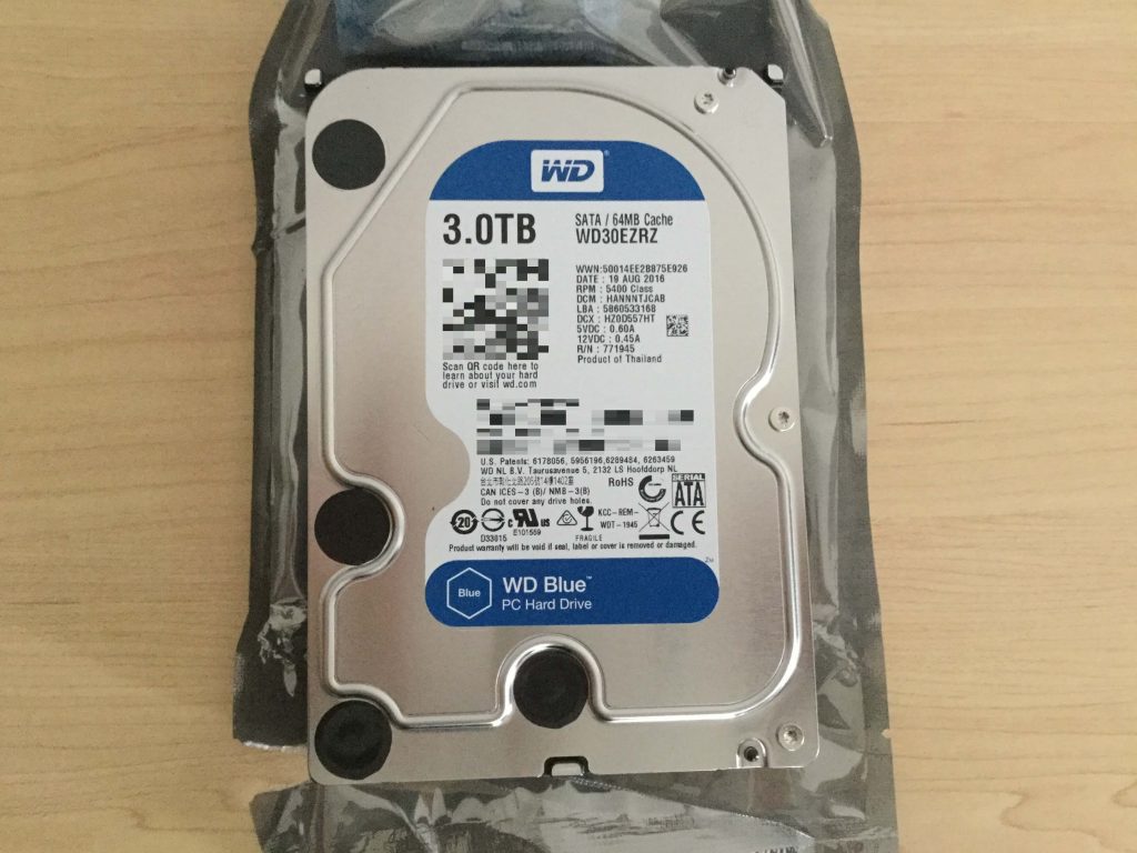 3TB「WD Blue」張り付けられている用紙が青い