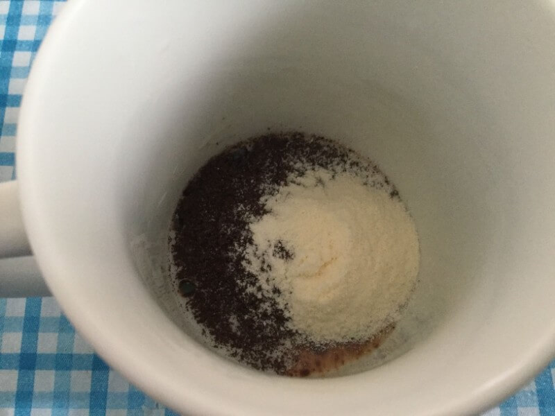 森永乳業 クリープ カップにコーヒーとクリープの粉末を投入