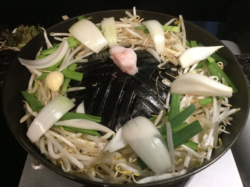 壱鉄 上野御徒町店 (いってつ) ジンギスカン 鉄板の上に油をにせ、周りに野菜をしく