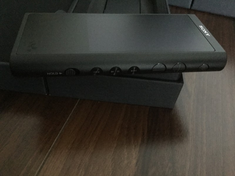 NW-ZX300 右サイドに物理操作ボタンがある