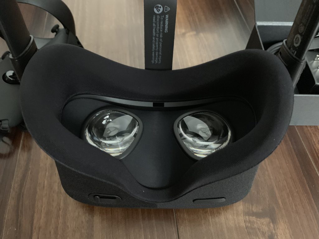 Oculus Quest フェイス部分はクッションとヘッドストラップがついている