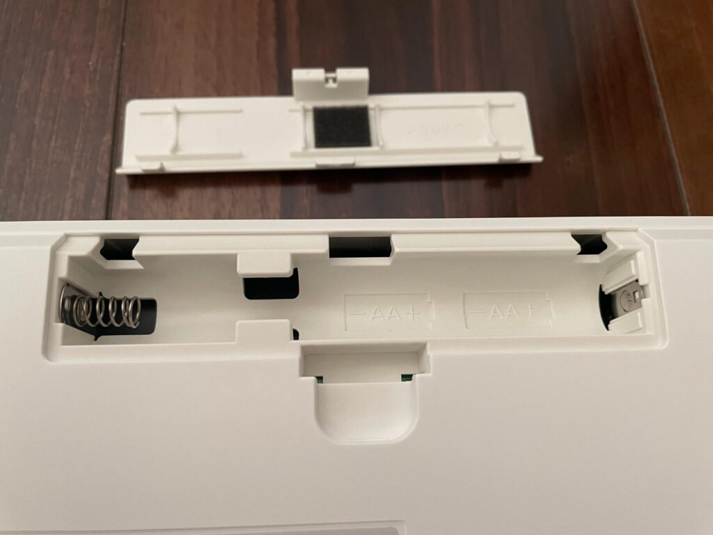 REALFORCE リアルフォース 東プレ R3 キーボード Mac用配列テンキーレス 裏の上部のワイヤレスで接続する際の電池を入れる部分